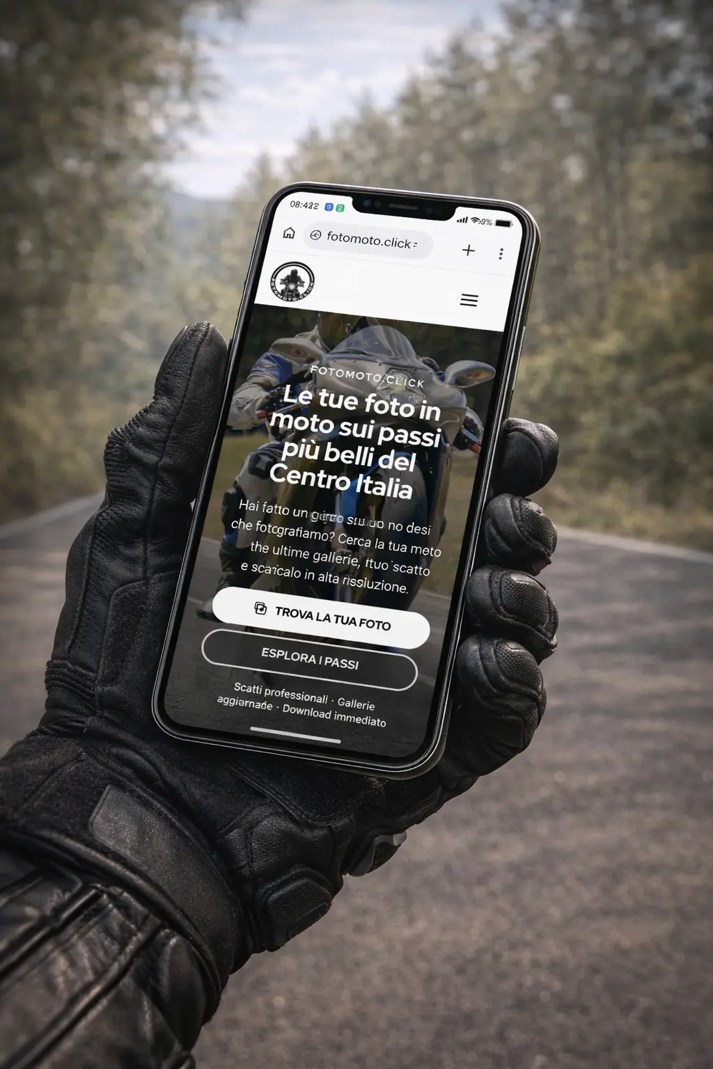 Mockup mobile di FotoMoto.click tenuto in mano con guanto da moto