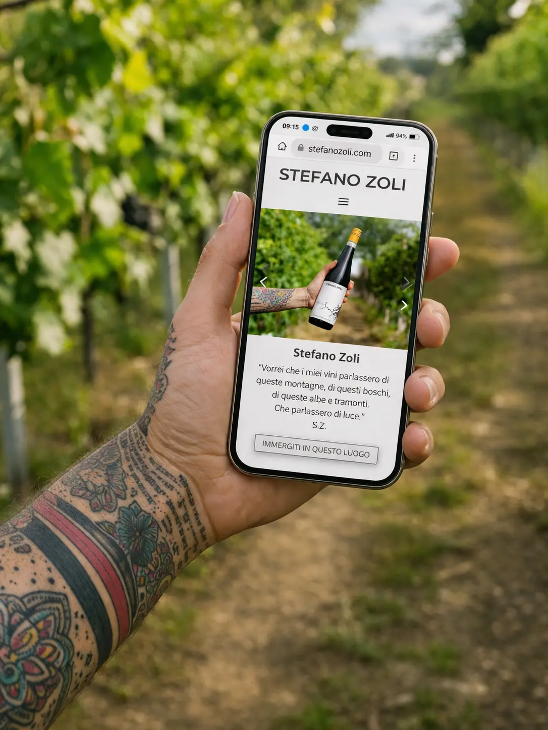 Mockup mobile del sito Stefano Zoli ambientato tra i vigneti