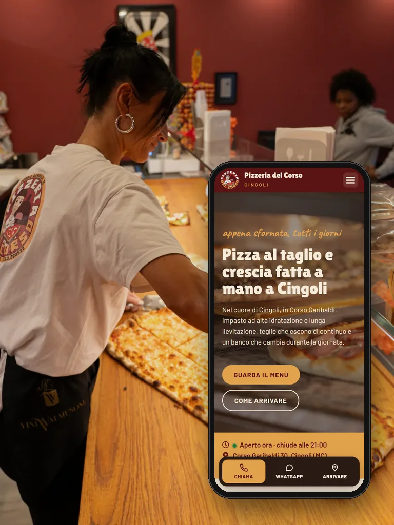 Il sito della Pizzeria del Corso su smartphone davanti al banco della pizza al taglio